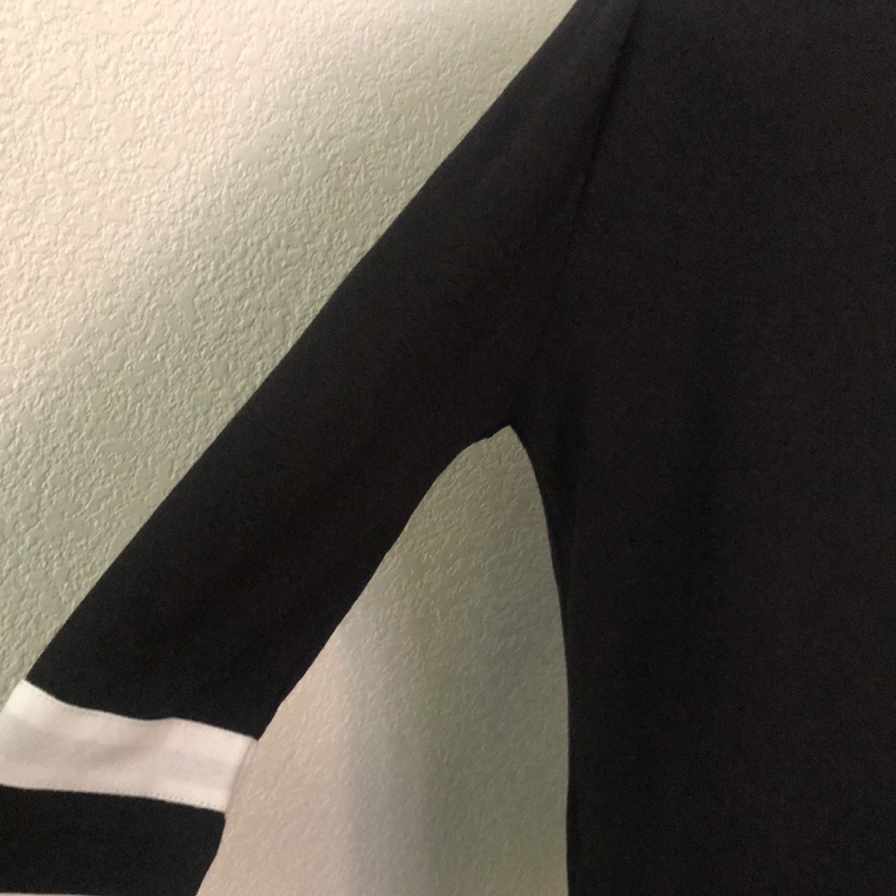 Essential R-Neck Sweater  Size M - Picture 5 of 5